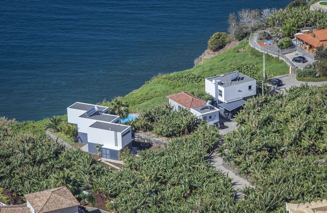 Luxury apartment, fantastic views, directly on the sea, pool, free Wi-Fi