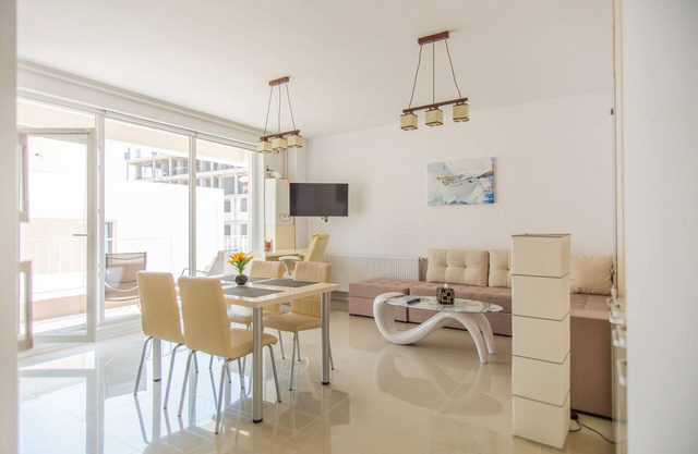 Luxury apartment, 100m from the beach, restaurants and pubs. Family quiet area.