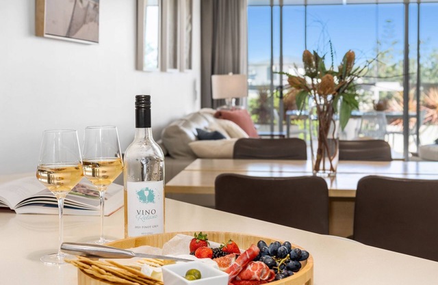 Luxury Apartment 1206 at Bells Boulevard - Spa suite with park views in a beachfront resort