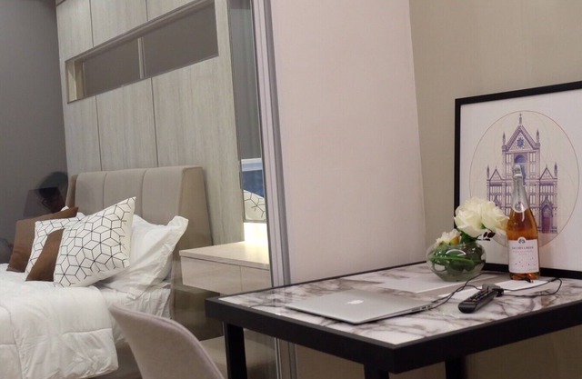 Luxury Apartment ,1BR,Pool,Gym, 6mins to BTS Phayathai ,Rooftop Garden