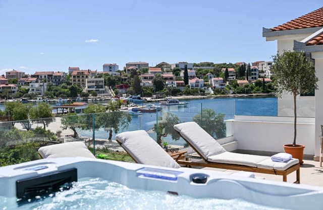 LUXURY APARTMENT 3 BEDROOMS 3 BATHROOMS WITH WHIRLPOOL AND SAUNA