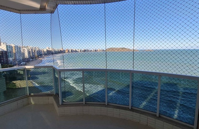 Luxury Apartment, Beachfront, 3 Bedrooms 2 Gar.