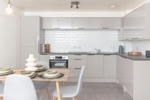 Luxury Apartment, Birmingham-Parking