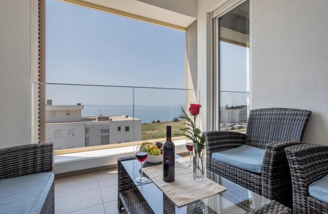 Luxury Apartment "Ema" with sea view & parking