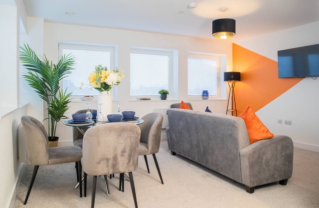 Luxury Apartment | FREE PARKING | Sleeps 5