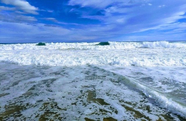 Luxury apartment for beach/walking 3 minute walk to the beautiful sandy beach.
