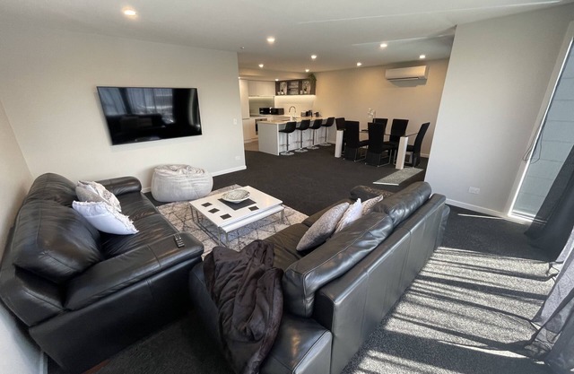 Luxury Apartment on Arbor-Lea