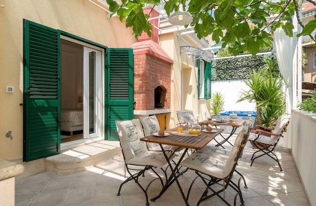 Luxury apartment positioned in a green oasis in the middle of the city