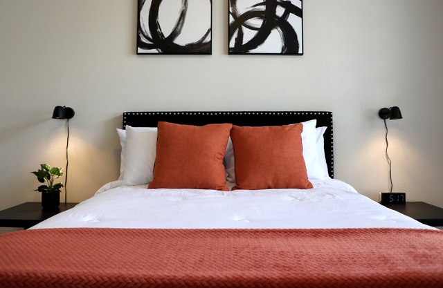 Luxury Apartment w/ refreshing pool - 15 min from downtown Dallas!
