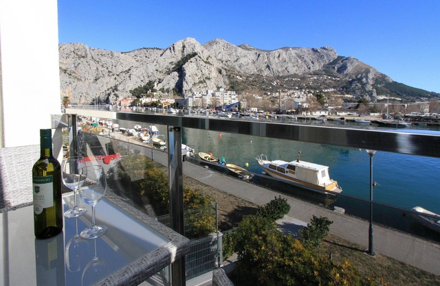 Luxury apartment with beautiful view and location!