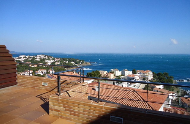 Luxury apartment, with excellent views of the sea. 'Ideal relax and family'