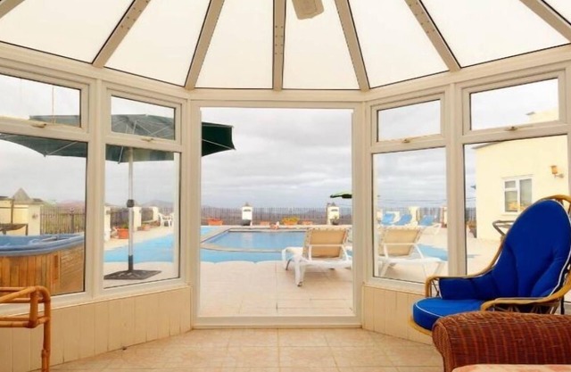 Luxury Apartment with Pool, Hot Tub, and Free Accommodation Insurance,