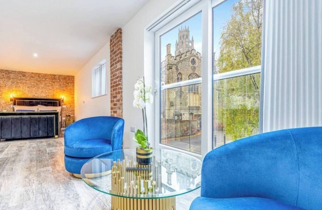 Luxury apartment with premium finishes and breathtaking view of Boston Stump.