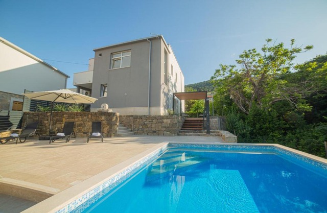 Luxury apartment with pool-The Box