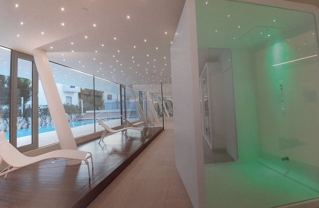 Luxury apartment with pool, spa, gym, shared pool and private terrace