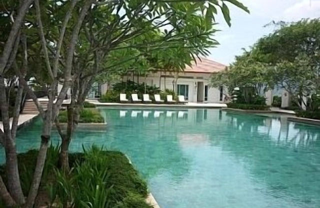 Luxury Appointed Marina Apartment