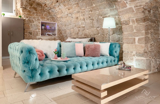 Luxury Apt 'Volat' in a 200 yrs old traditional wine cellar; downtown Split