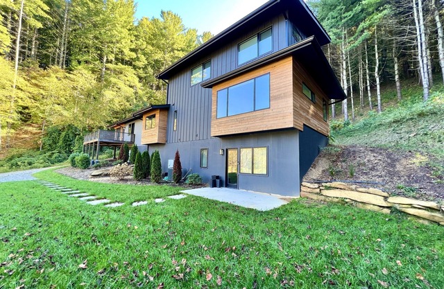 Luxury Asheville Studio with Great Blue Ridge Mountain Views!
