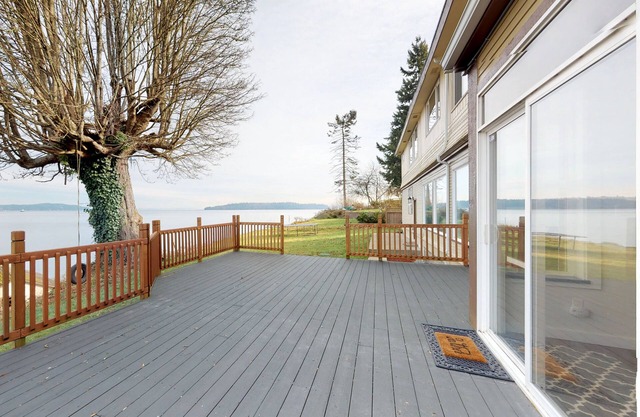 Luxury bayfront home with beach access, deck & gas fireplace - great for events