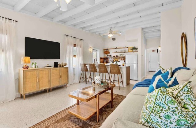 Luxury Beach Bungalow | Walk to Dining & Sunset