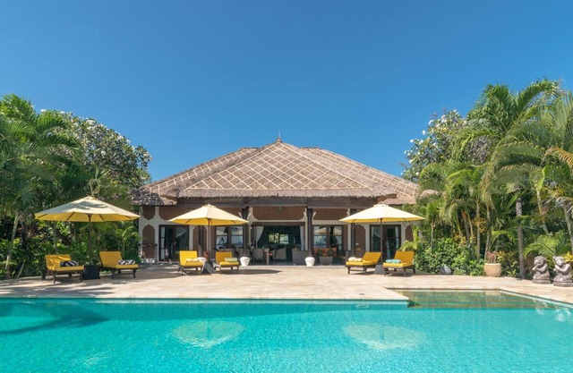 Luxury beach villa directly at sea, private pool, incl. Staff/Cook next Lovina