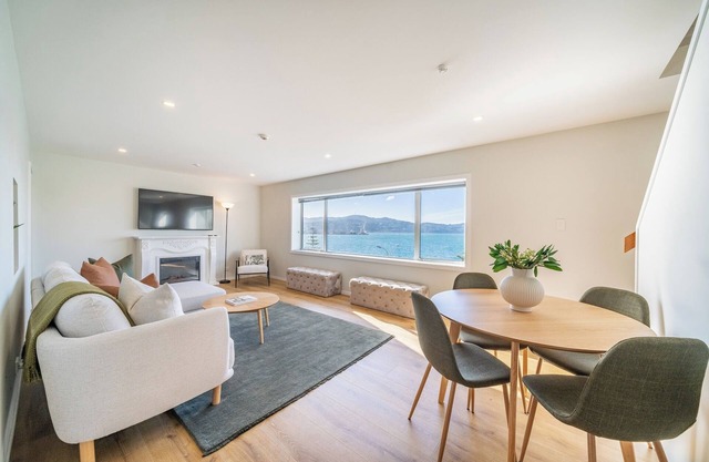 Luxury Beachfront apartment. Minute's walk from Wellington CBD