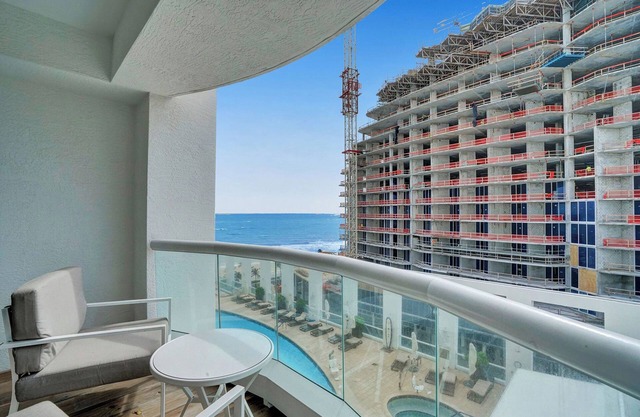 Luxury Beachfront Studio-with Daily Cleaning