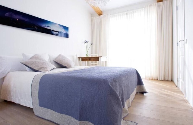 Luxury BedonBoard on Houseboat in Canals Amsterdam