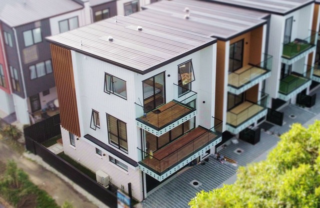 Luxury brand new designer living townhouse, 5 minutes too all amenities