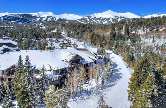 Luxury Breck Condo Ski-In/Gondola-Out Access & Resort Pool View