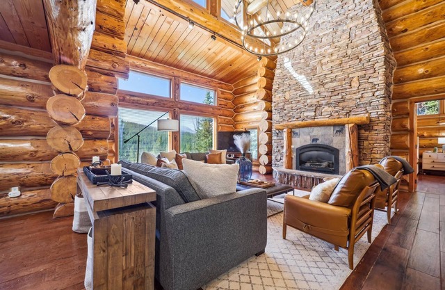 Luxury Breckenridge Modern Log Cabin: 5 bedrooms, mountain views, sleeps 12 guests.