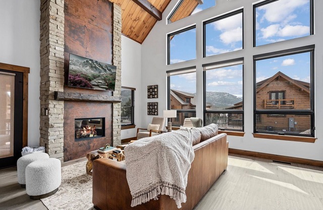 Luxury Cabin! Fireplace and Jacuzzi!