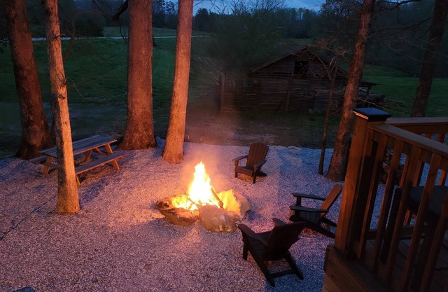Luxury Cabin, King Bed, Hot Tub Minutes from Alpine Helen sits on 40 acres.