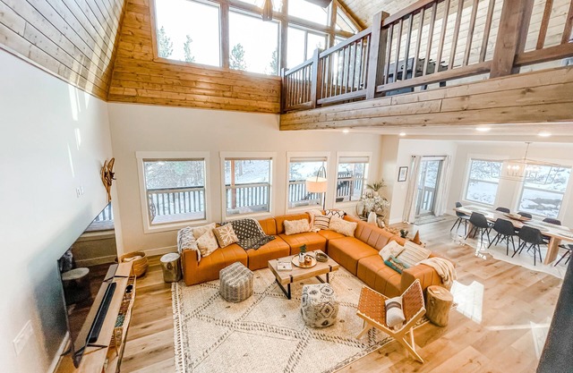 Luxury Cabin near National Parks w/Hot Tub & Lake