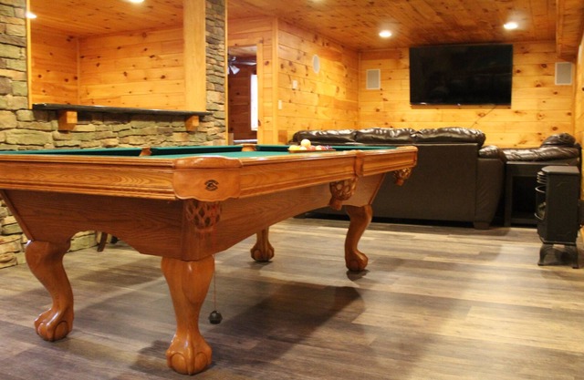 Luxury Cabin Sleeps 22 w/Game Room,HOT TUB,FIRE PIT,BB Court! 5min to SKI SLOPES