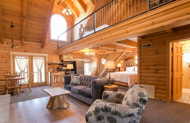 Luxury Cabin Suite only 1/2 Mile to Berlin Ohio