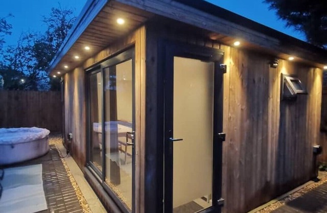 Luxury cabin with hot-tub