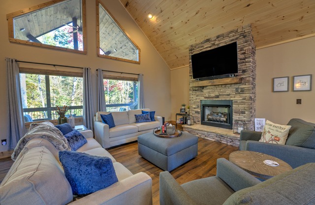 Luxury Cabin with Hot Tub in Gated Community