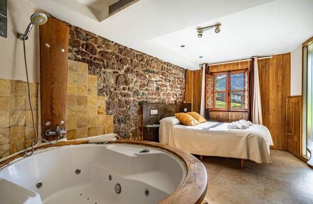 Luxury Cabin with Jacuzzi by the Sella River and Picos de Europa