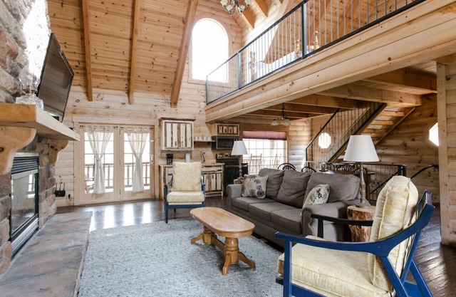 Luxury Cabin with Kitchen, Fireplace, Living Room. Sleeps up to 8