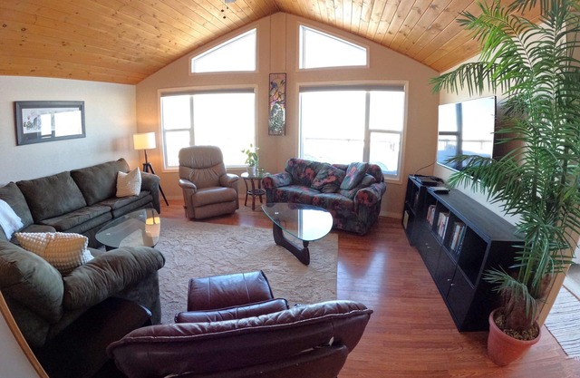 Luxury Cabin with Private Beach. Right on the water!