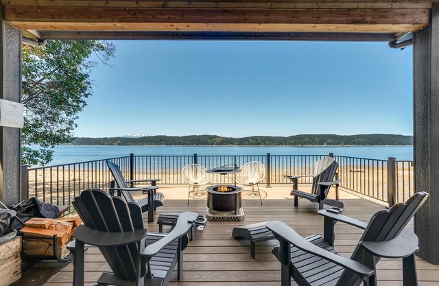 Luxury canal beachfront home w/kayaks, private beach w/shellfish, hot tub, AC