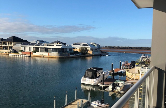 LUXURY CANAL PARADISE WITH PRIVATE JETTY