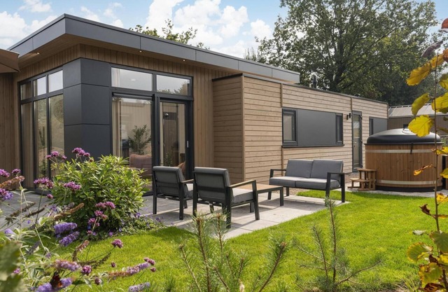 Luxury Cannenburch Deluxe with Hot Tub. Enjoy a hot tub, cozy outdoor space, and fully equipped kitchen.
