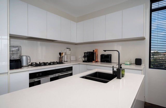 Luxury CBD Darlinghurst Apartment | King Bed, Pool & Sauna, Rooftop