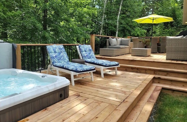 Luxury Chalet Austin: Hot Tub, Lake & Mountain View