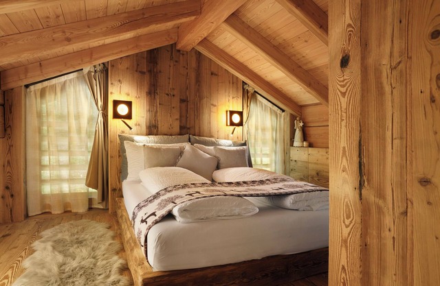 Luxury Chalet Giulia with Mountain View and Panoramic Terrace