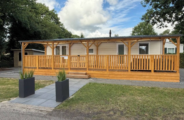 Luxury chalet on 5-star campsite with spacious veranda