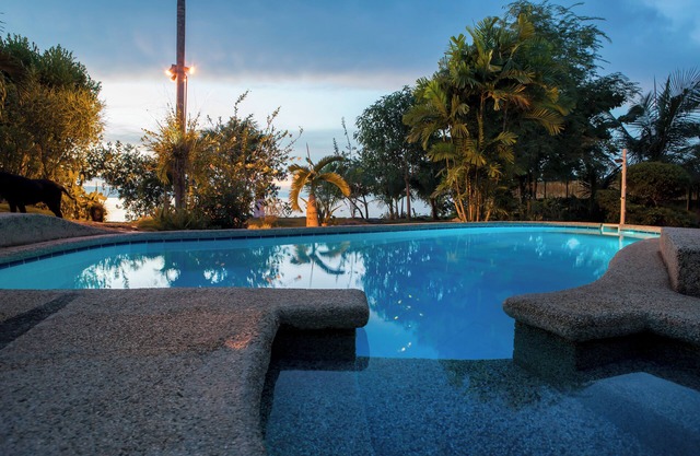 Luxury Charming 62m2 Bungalow a view steps from Shoreline facing Cebu Island