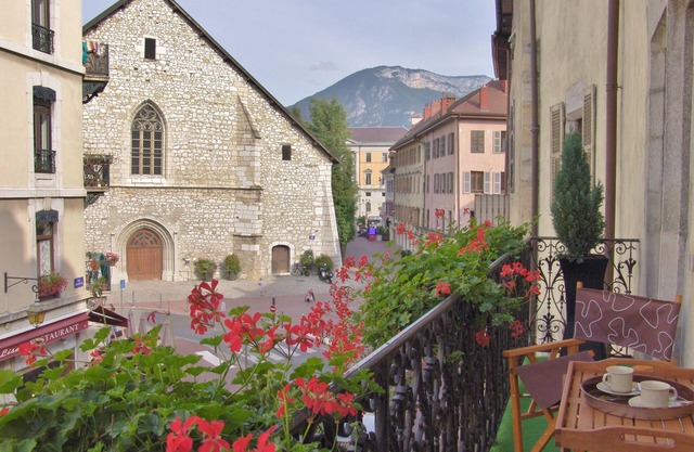 Luxury charming apartment 4* with balcony in the Old Town of Annecy